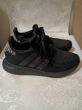⚽ADIDAS Women's Swift Run 1.0 Low Top Lightweight Knit Sz 8.5